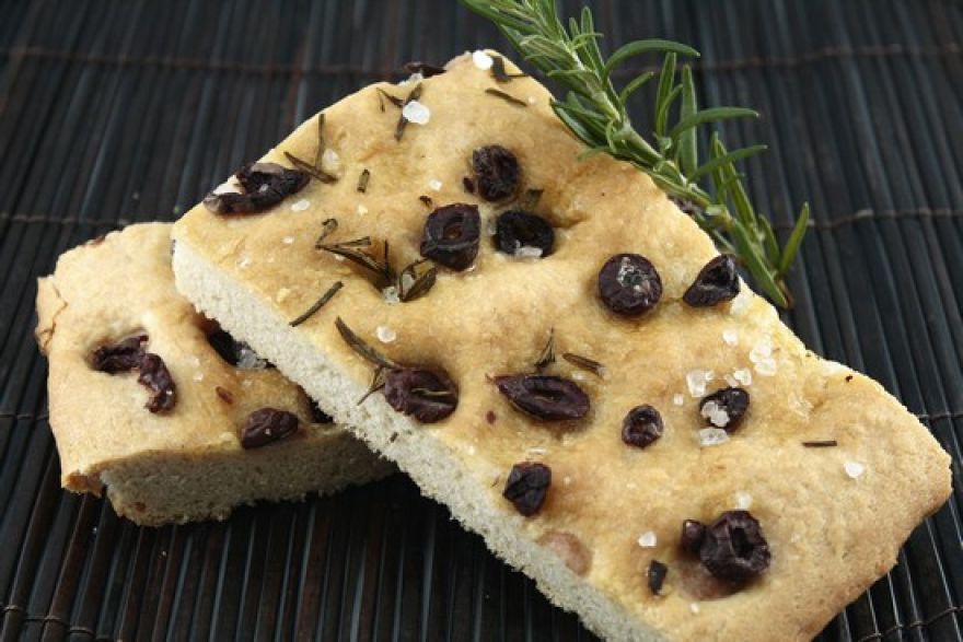 Focaccia με ελιές και δενδρολίβανο